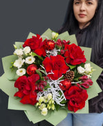 Buchet de Crăciun cu trandafiri și eustoma