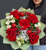 Buchet de Crăciun cu trandafiri și eustoma