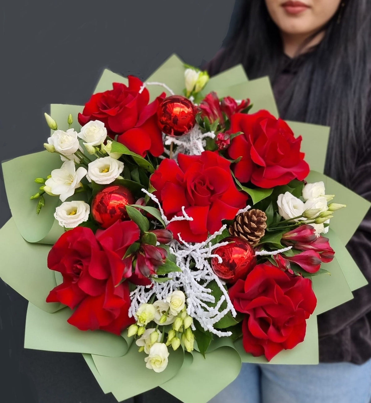Buchet de Crăciun cu trandafiri și eustoma