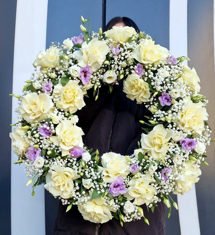 Coroană funerară elegantă cu trandafiri și lisianthus