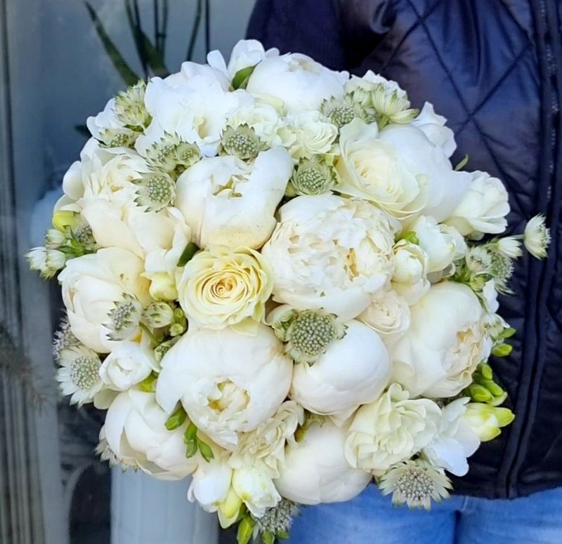 Buchet bujori si astrantia