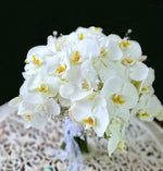 Buchet cu trandafiri si orhidee phalaenopsis