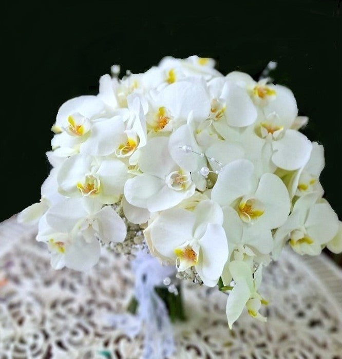 Buchet cu trandafiri si orhidee phalaenopsis