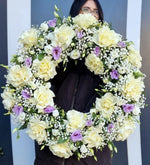 Coroană funerară elegantă cu trandafiri și lisianthus