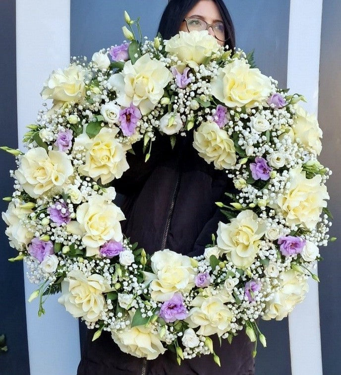 Coroană funerară elegantă cu trandafiri și lisianthus