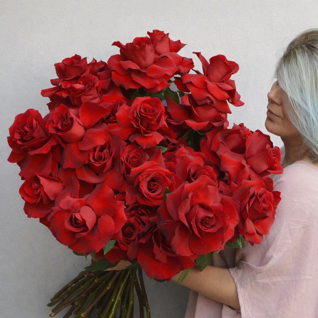 Buchet modern cu 23 trandafiri rosii