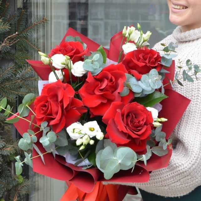 Buchet 5 trandafiri si eustoma
