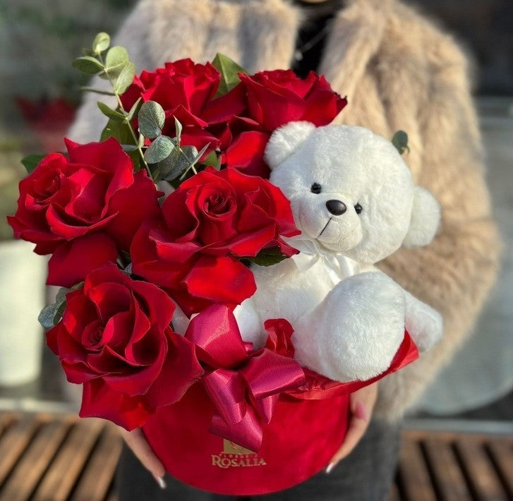 Cutie romantică cu trandafiri roșii și ursuleț
