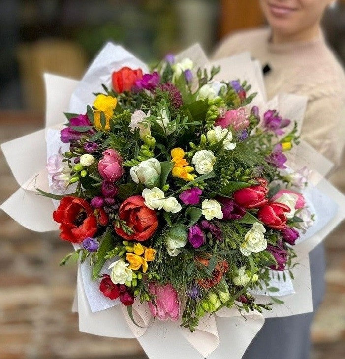 Buchet 55 frezii si lalele