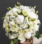 Buchet Renata cu bujori albi