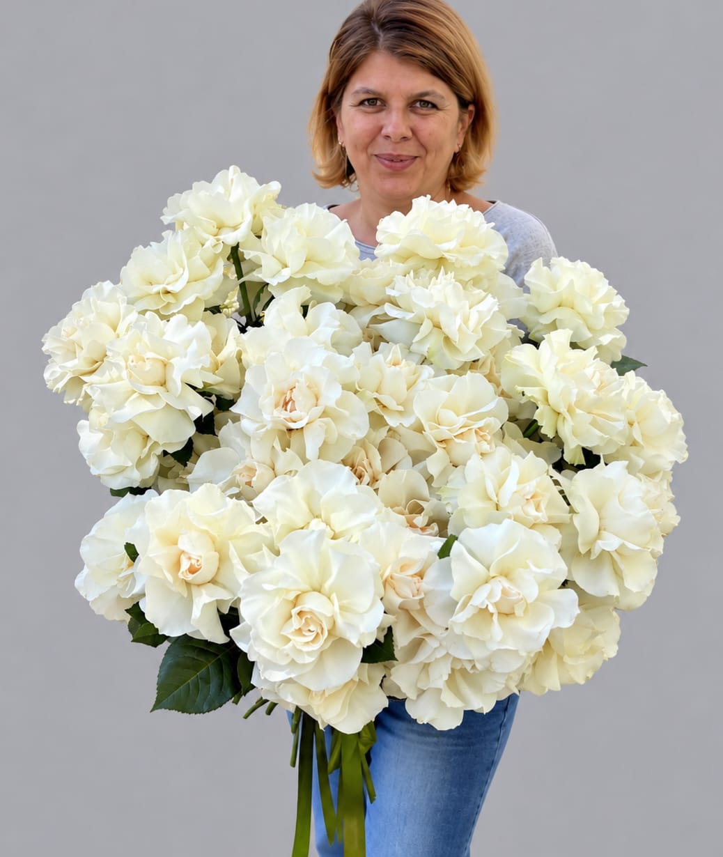 Buchet generos de trandafiri albi